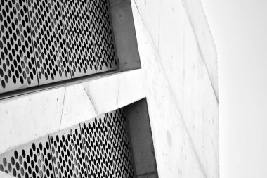 Modern mimari detay. Ofis binasının rafine edilmiş parçası. Beton hücresel yapı. Çağdaş ofis binası. Mimari üzerine soyut çizgiler. Siyah beyaz.