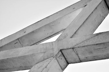 Modern mimari detay. Ofis binasının rafine edilmiş parçası. Beton hücresel yapı. Çağdaş ofis binası. Mimari üzerine soyut çizgiler. Siyah beyaz.