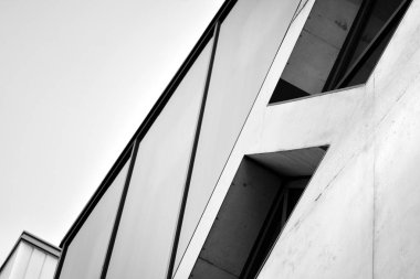 Modern mimari detay. Ofis binasının rafine edilmiş parçası. Beton hücresel yapı. Çağdaş ofis binası. Mimari üzerine soyut çizgiler. Siyah beyaz.