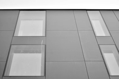 Modern ofis binası cephe parçası. Cam duvar soyut tekstürlü dış. Siyah ve beyaz.