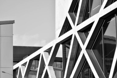 Modern mimari detay. Ofis binasının rafine edilmiş parçası. Beton hücresel yapı. Çağdaş ofis binası. Mimari üzerine soyut çizgiler. Siyah beyaz.