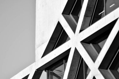 Modern mimari detay. Ofis binasının rafine edilmiş parçası. Beton hücresel yapı. Çağdaş ofis binası. Mimari üzerine soyut çizgiler. Siyah beyaz.