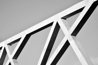 Modern mimari detay. Ofis binasının rafine edilmiş parçası. Beton hücresel yapı. Çağdaş ofis binası. Mimari üzerine soyut çizgiler. Siyah beyaz.