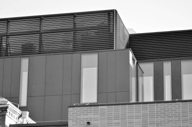 Modern ofis binası cephe parçası. Cam duvar soyut tekstürlü dış. Siyah ve beyaz.