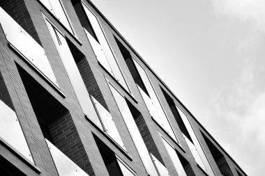 Modern apartmanlar. Modern bir apartman cephe. Siyah ve beyaz.