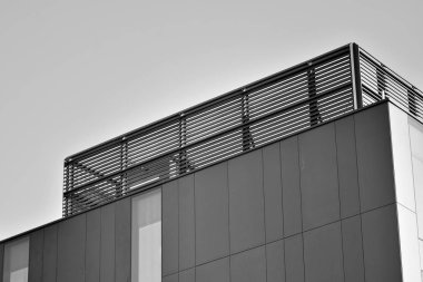 Modern ofis binası cephe parçası. Cam duvar soyut tekstürlü dış. Siyah ve beyaz.