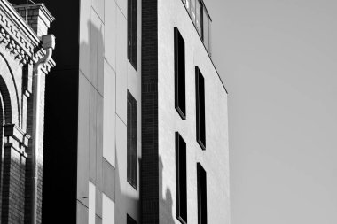 Modern ofis binası cephe parçası. Cam duvar soyut tekstürlü dış. Siyah ve beyaz.