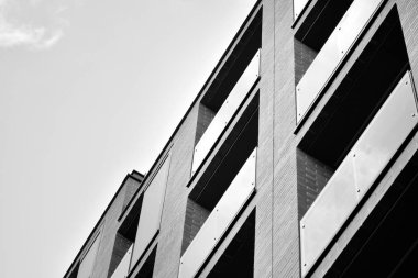 Modern apartmanlar. Modern bir apartman cephe. Siyah ve beyaz.