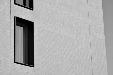 Modern ofis binası cephe parçası. Cam duvar soyut tekstürlü dış. Siyah ve beyaz.