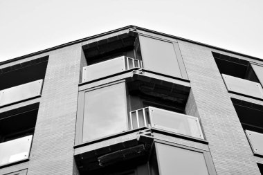 Modern apartmanlar. Modern bir apartman cephe. Siyah ve beyaz.