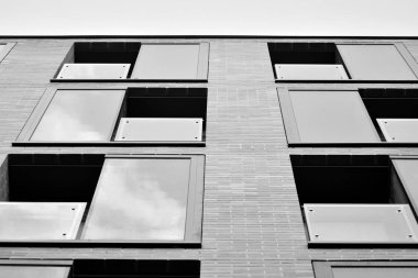 Modern apartmanlar. Modern bir apartman cephe. Siyah ve beyaz.