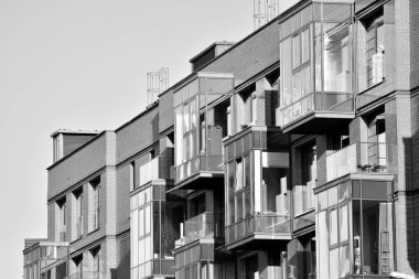 Modern apartmanlar. Modern bir apartman cephe. Siyah ve beyaz.