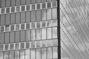 Modern ofis binası cephe parçası. Cam duvar soyut tekstürlü dış. Siyah ve beyaz.