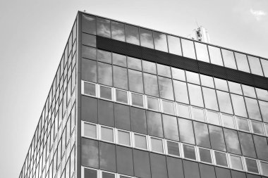 Modern ofis binası cephe parçası. Cam duvar soyut tekstürlü dış. Siyah ve beyaz.