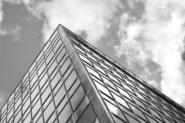 Modern ofis binası cephe parçası. Cam duvar soyut tekstürlü dış. Siyah ve beyaz.