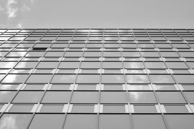 Modern ofis binası cephe parçası. Cam duvar soyut tekstürlü dış. Siyah ve beyaz.