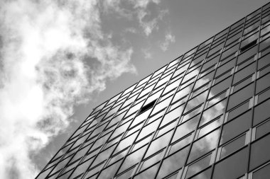 Modern ofis binası cephe parçası. Cam duvar soyut tekstürlü dış. Siyah ve beyaz.