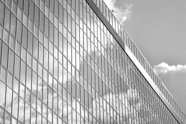 Modern ofis binası cephe parçası. Cam duvar soyut tekstürlü dış. Siyah ve beyaz.