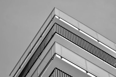 Modern apartmanlar. Modern bir apartman cephe. Siyah ve beyaz.