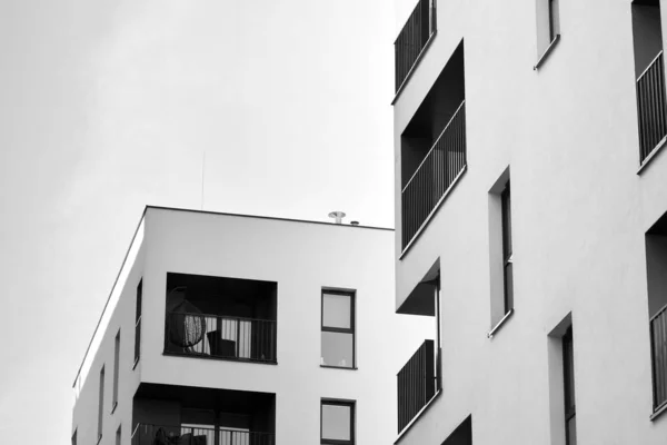 Сучасні Багатоквартирні Будинки Фасад Сучасного Багатоквартирного Будинку Чорно Білий — стокове фото