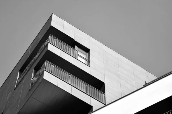 Moderne Mehrfamilienhäuser Fassade Eines Modernen Mehrfamilienhauses Schwarz Weiß — Stockfoto