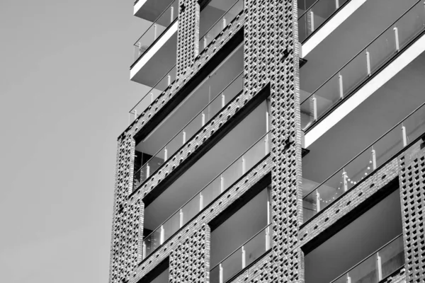 Moderne Mehrfamilienhäuser Fassade Eines Modernen Mehrfamilienhauses Schwarz Weiß — Stockfoto