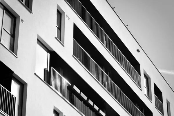 近代的なマンション 現代的なアパートの建物のファサード 黒と白 — ストック写真