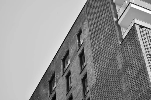 아파트 건물입니다 아파트 건물의 흑인과 — 스톡 사진