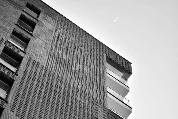 Moderne Mehrfamilienhäuser Fassade Eines Modernen Mehrfamilienhauses Schwarz Weiß — Stockfoto