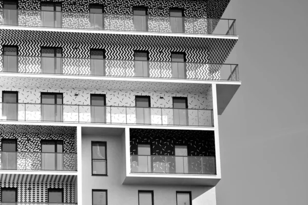 Modernos Edificios Apartamentos Fachada Moderno Edificio Apartamentos Blanco Negro —  Fotos de Stock