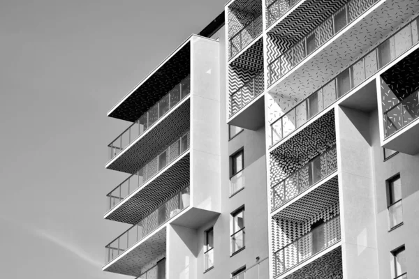 Modern apartmanlar. Modern bir apartman cephe. Siyah ve beyaz.