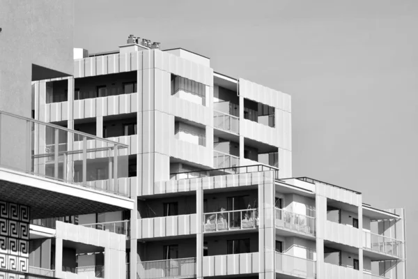 Modernos Edificios Apartamentos Fachada Moderno Edificio Apartamentos Blanco Negro —  Fotos de Stock