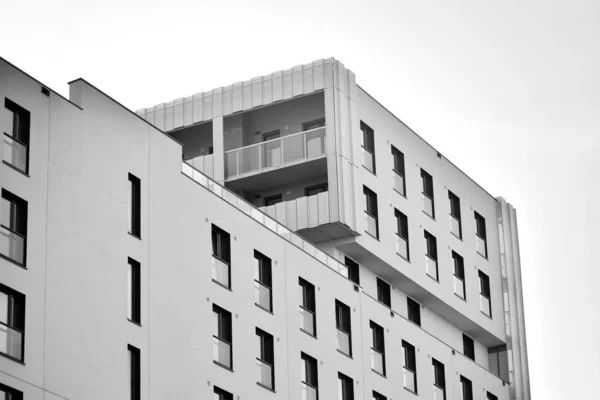 Moderne Mehrfamilienhäuser Fassade Eines Modernen Mehrfamilienhauses Schwarz Weiß — Stockfoto