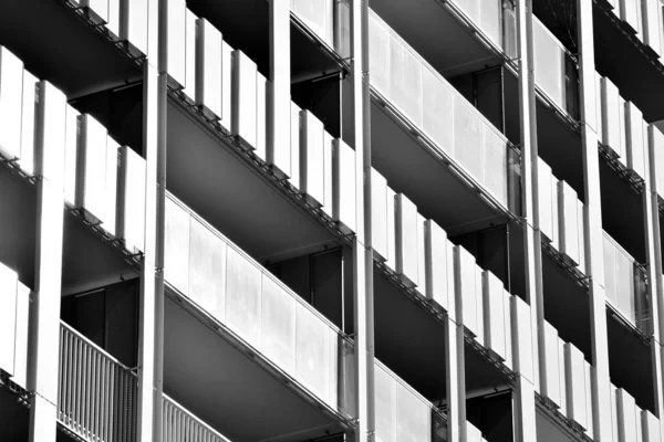 Moderne Mehrfamilienhäuser Fassade Eines Modernen Mehrfamilienhauses Schwarz Weiß — Stockfoto