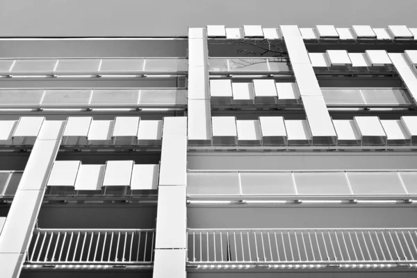 Modernos Edificios Apartamentos Fachada Moderno Edificio Apartamentos Blanco Negro — Foto de Stock