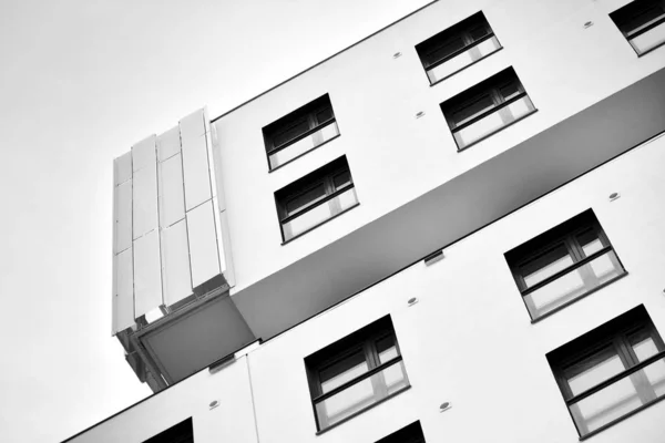 现代公寓楼 现代公寓建筑的门面 — 图库照片