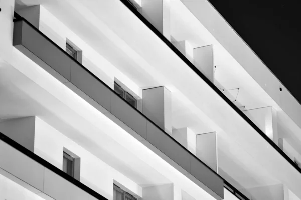 Buitenkant Van Het Appartementengebouw Nachts Zwart Wit — Stockfoto