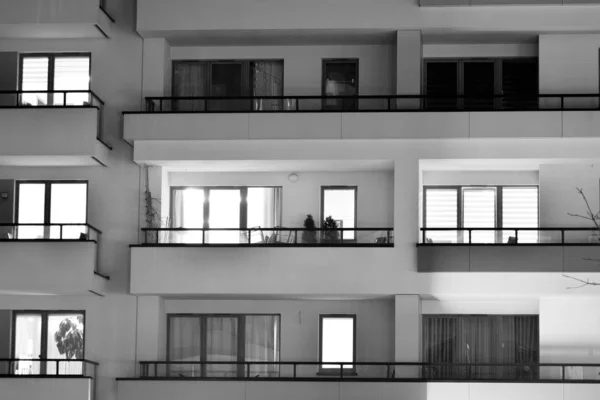 Außenseite Eines Mehrfamilienhauses Der Nacht Schwarz Weiß — Stockfoto