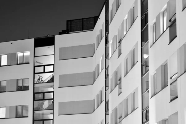 Зовнішній Вигляд Багатоквартирного Будинку Вночі Чорно Білий — стокове фото