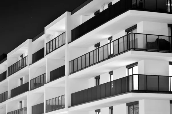 Geceleri Apartmanın Dış Cephesi Siyah Beyaz — Stok fotoğraf