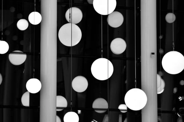 Muitas Lâmpadas Luminosas Elétricas Bonitas Brilhando Escuridão Noite Preto Branco — Fotografia de Stock