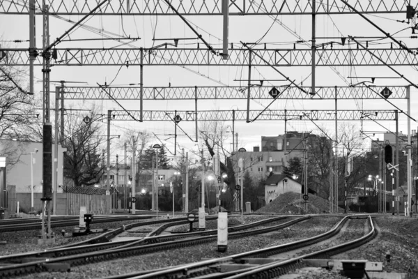 Förvirrande Järnvägsspår Natten Svartvitt — Stockfoto