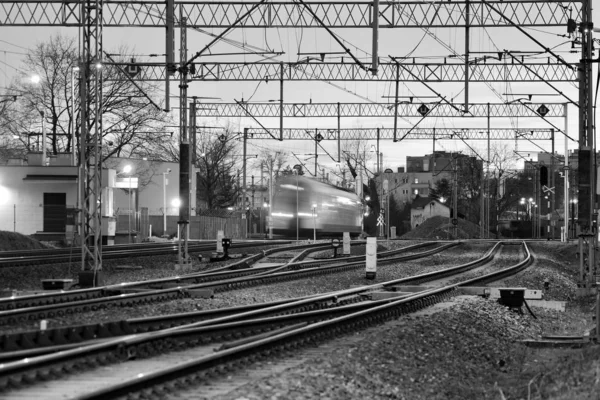 Personenzug Der Nacht Auf Bahngleisen Verschwommene Bewegung Schwarz Weiß — Stockfoto