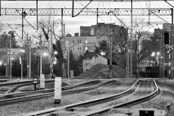 Förvirrande Järnvägsspår Natten Svartvitt — Stockfoto