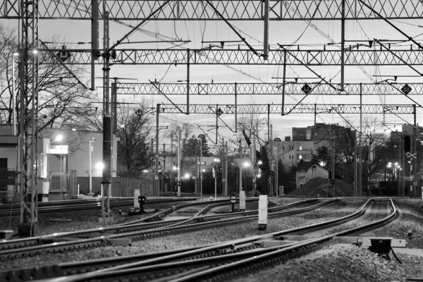 Treno Passeggeri Binari Ferroviari Notte Movimento Sfocato Bianco Nero — Foto Stock