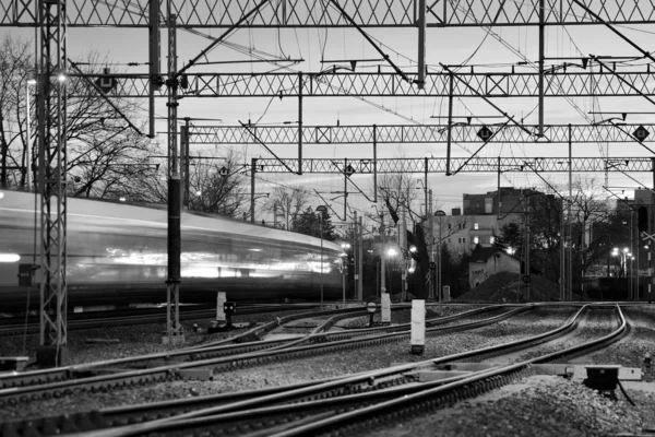 Personenzug Der Nacht Auf Bahngleisen Verschwommene Bewegung Schwarz Weiß — Stockfoto