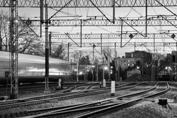 Passagerartåg Järnvägen Spår Natten Suddig Rörelse Svartvitt — Stockfoto