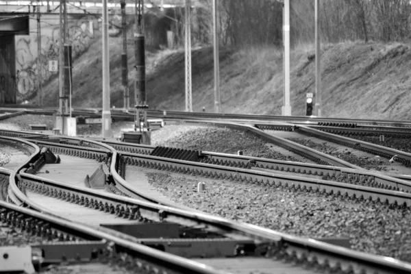 Trilhas Ferroviárias Confusas Noite Preto Branco — Fotografia de Stock