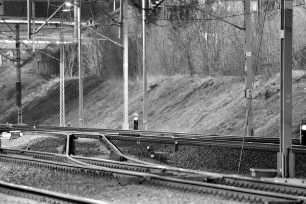 Comboio Passageiros Trilhos Ferroviários Noite Movimento Turvo Preto Branco — Fotografia de Stock