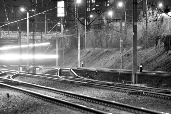 Pociąg Pasażerski Torach Kolejowych Nocy Zamazany Ruch Czarno Białe — Zdjęcie stockowe